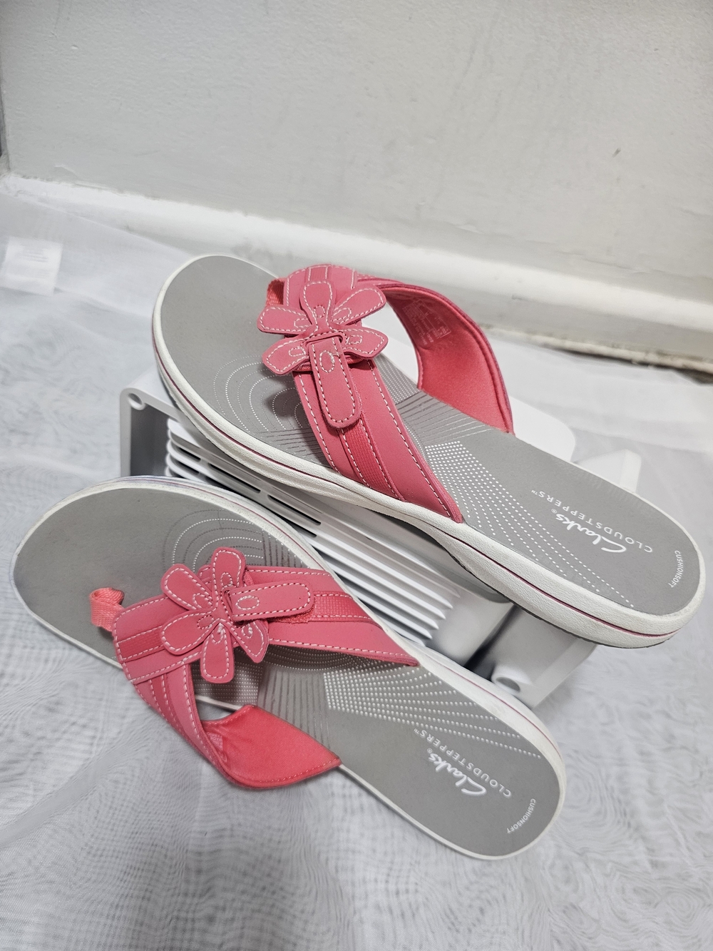 Clarks Women's Pink Gray Floral Thong Sandals Slip On Leather Cushioned Size 10 - Picture 15 of 16